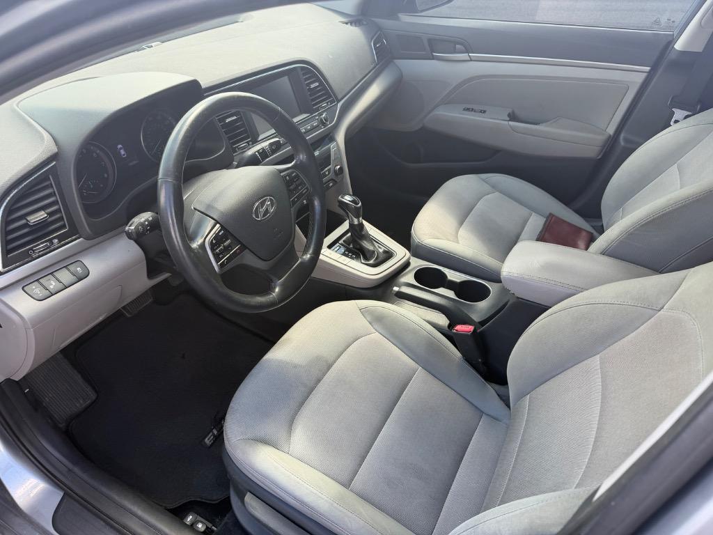 Hyundai Elantra photo 8
