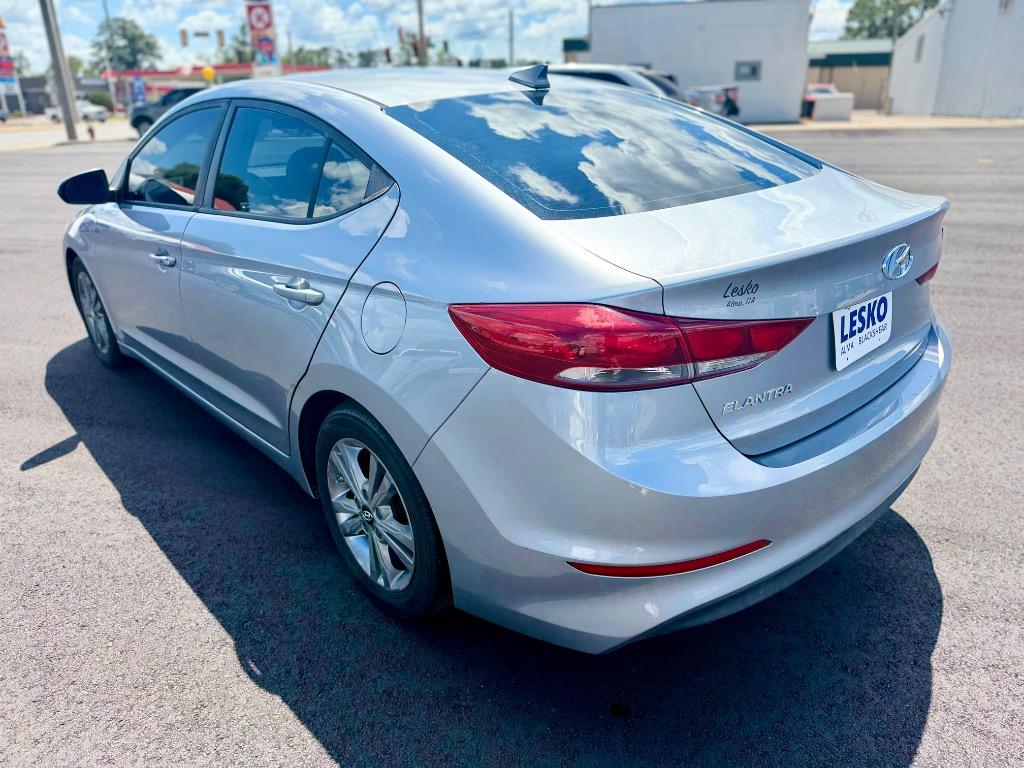 Hyundai Elantra photo 7
