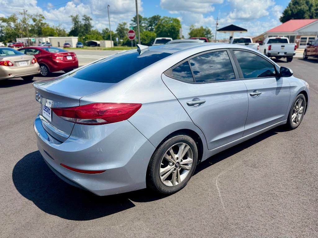 Hyundai Elantra photo 5